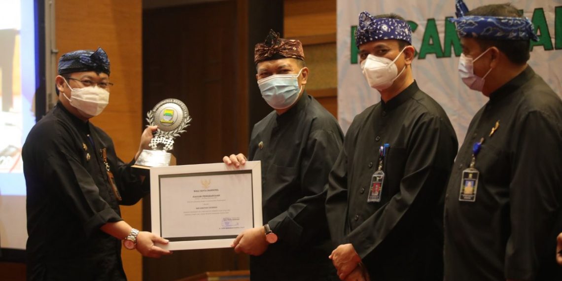 10 Lurah dan Camat Terbaik Raih Penghargaan Dari Pemkot Bandung