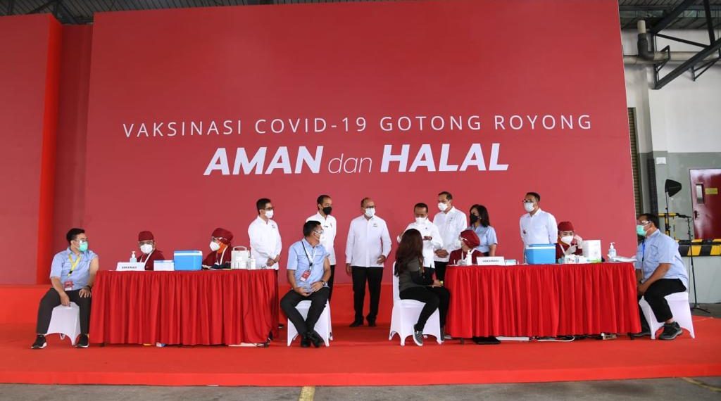 Ridwan Kamil Dampingi Jokowi Tinjau Vaksinasi Gotong Royong