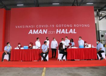 Ridwan Kamil Dampingi Jokowi Tinjau Vaksinasi Gotong Royong