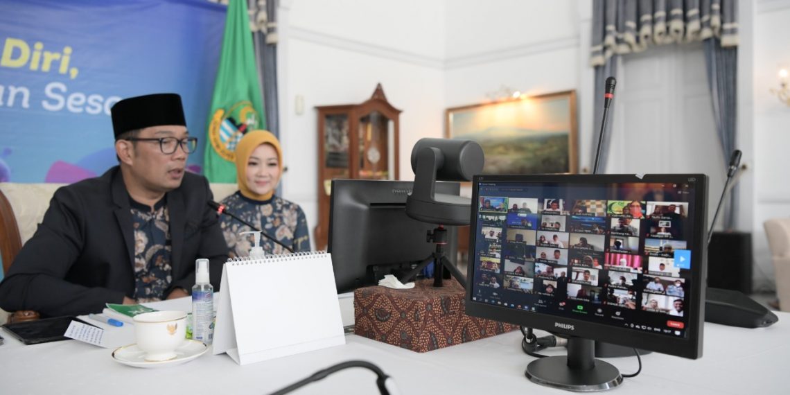 Ridwan Kamil Sapa Petugas Pos Penjagaan di Jabar