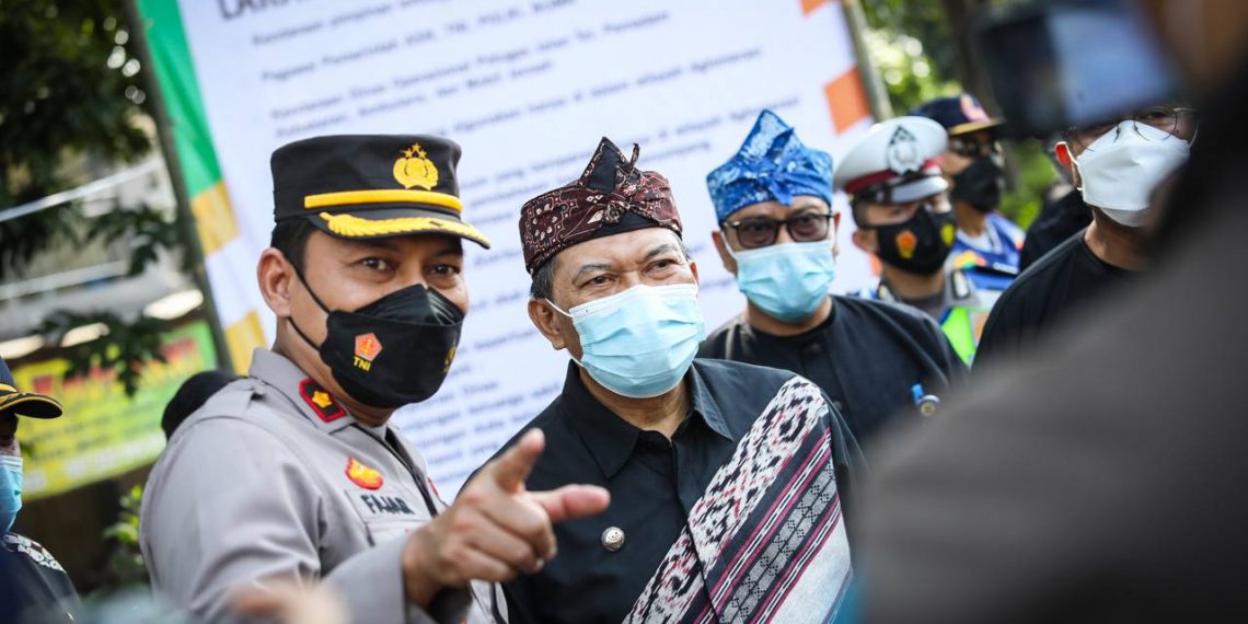 Wali Kota Bandung, Oded M Danial Saat Meninjau Lokasi Penyekatan