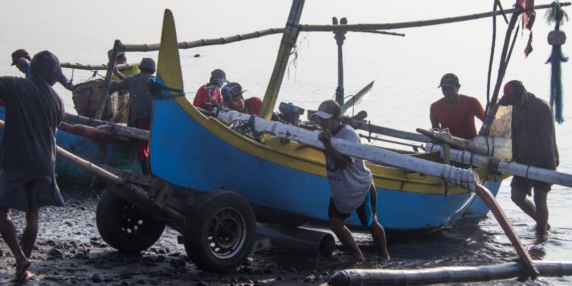Sinergi Foundation Salurkan Paket Ramadan Bagi Nelayan Pesisir Timur Jawa