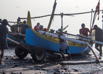 Sinergi Foundation Salurkan Paket Ramadan Bagi Nelayan Pesisir Timur Jawa