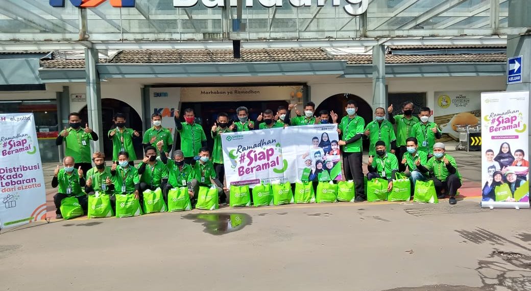 Momen Haru Porter Stasiun Saat Terima Kado Lebaran