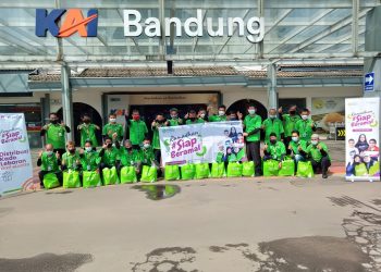 Momen Haru Porter Stasiun Saat Terima Kado Lebaran