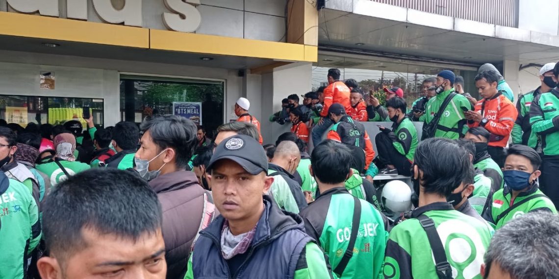 Gerai McDonald di Kota Bandung Disegel Petugas