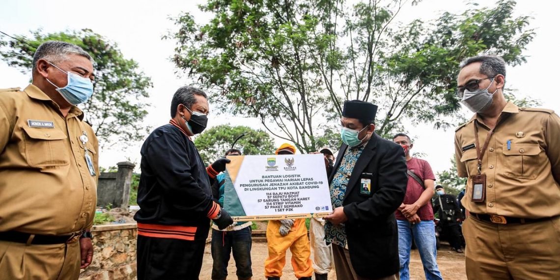 Dongkrak Motivasi Petugas TPU Cikadut, Pemkot Bandung Salurkan Bantuan