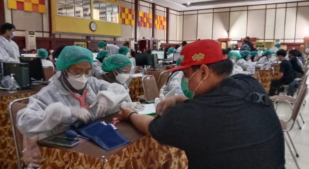 Membludak, Ribuan Pelajar Antre Vaksin di Kampus Itenas