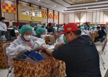 Membludak, Ribuan Pelajar Antre Vaksin di Kampus Itenas