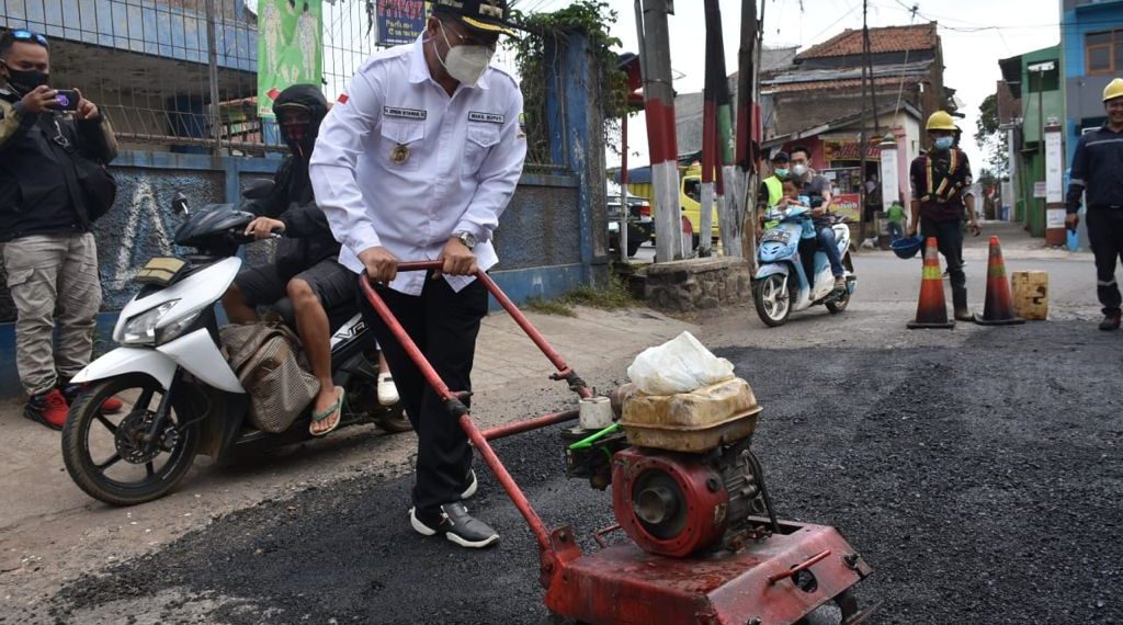Tak Kunjung Diperbaiki PUPR, Wabup Erwan Perbaiki Sendiri Jalan Rusak