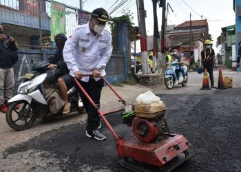 Tak Kunjung Diperbaiki PUPR, Wabup Erwan Perbaiki Sendiri Jalan Rusak