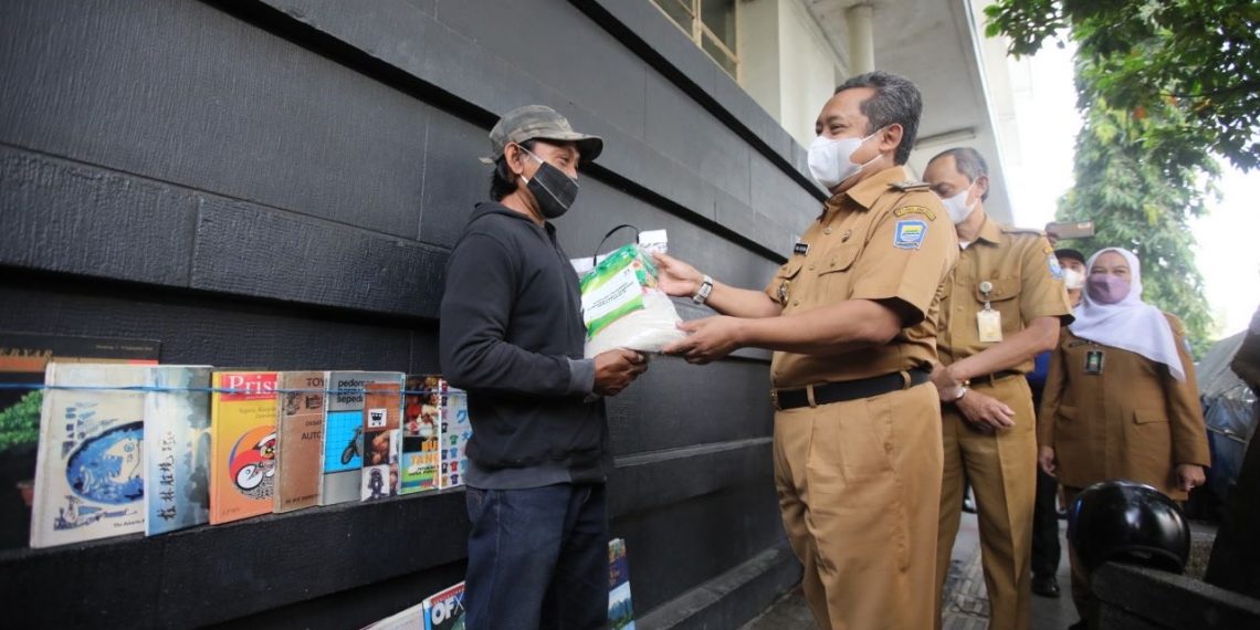 Pemkot Bandung Kembali Salurkan Bantuan untuk PKL