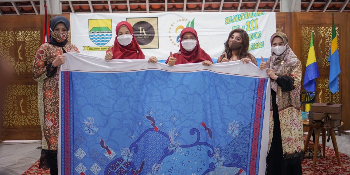 Dinni Adrian Buat Ikon Kota Bandung Jadi Motif Batik di HJKB ke-211