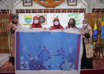 Dinni Adrian Buat Ikon Kota Bandung Jadi Motif Batik di HJKB ke-211