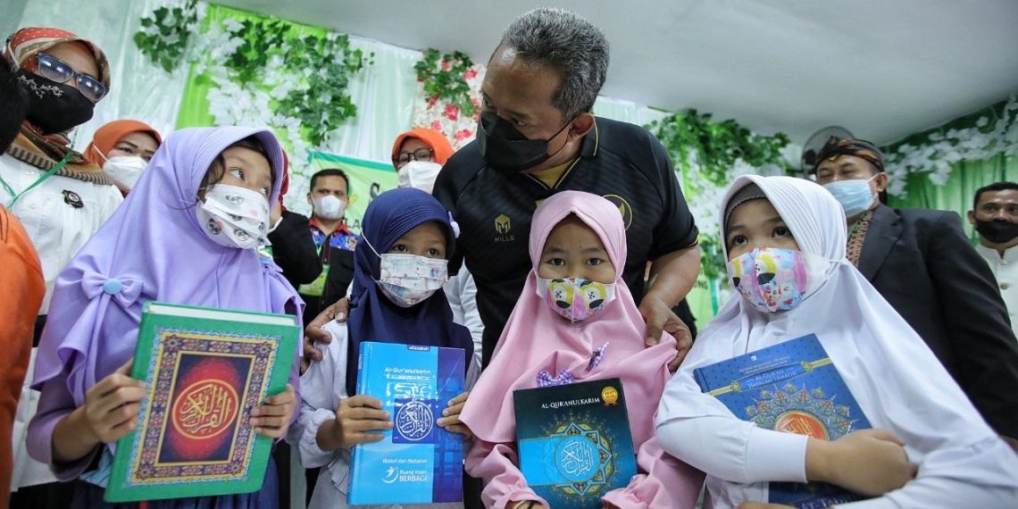 Yana-Rappi Tampan Bagikan Alquran dan Juz Amma