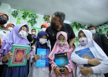 Yana-Rappi Tampan Bagikan Alquran dan Juz Amma