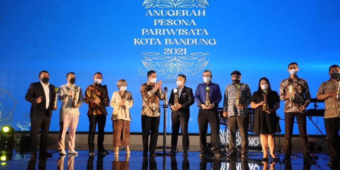 Pemkot Bandung Berikan 9 Anugerah Pesona Pariwisata 2021