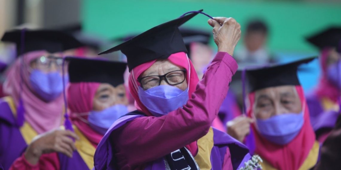 Keren, 160 Siswa Sekolah Lansia Ikut Wisuda