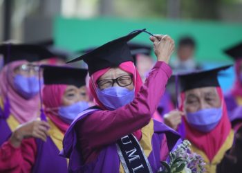 Keren, 160 Siswa Sekolah Lansia Ikut Wisuda