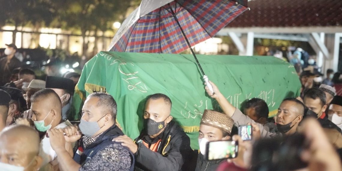 Wali Kota Wafat, Pemkot Bandung Kibarkan Bendera Setengah Tiang