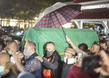 Wali Kota Wafat, Pemkot Bandung Kibarkan Bendera Setengah Tiang