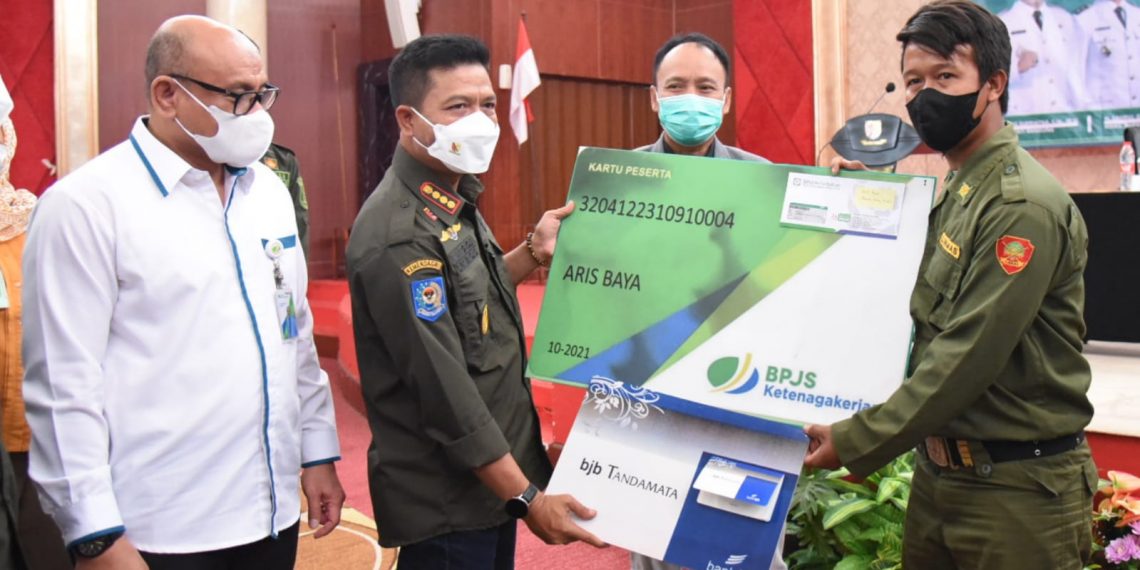 Bupati DS Berikan Kartu BPJS Ketenagakerjaan