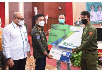 Bupati DS Berikan Kartu BPJS Ketenagakerjaan