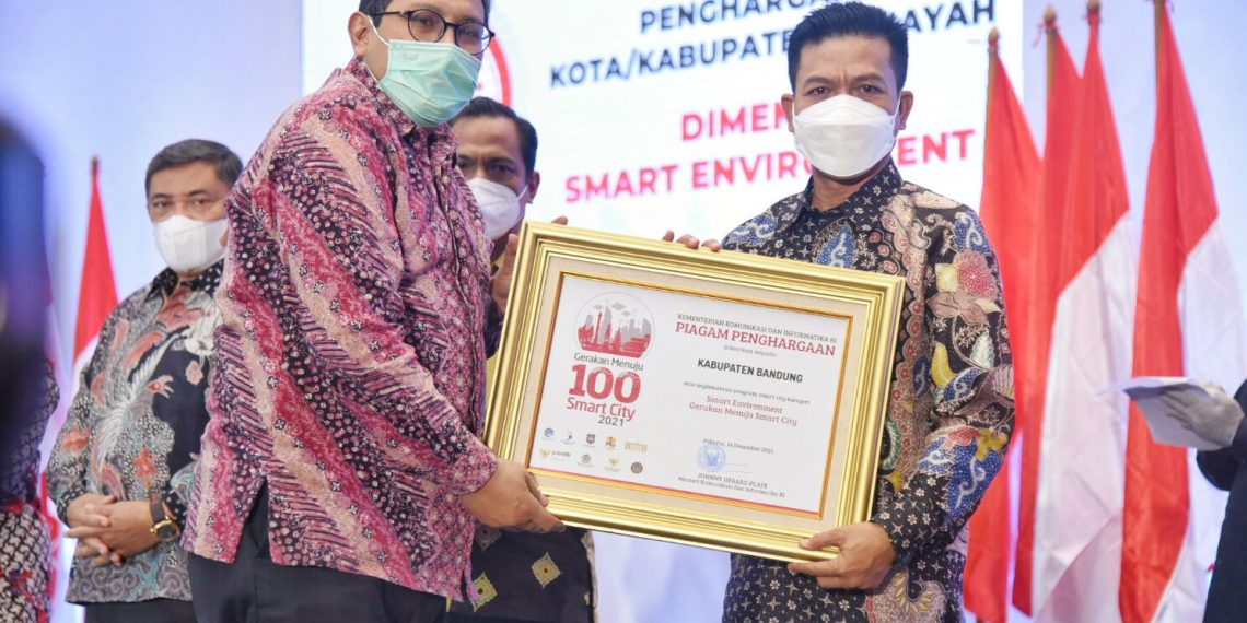 Bupati Dadang Supriatna Raih Penghargaan Gerakan Menuju 100 Smart City