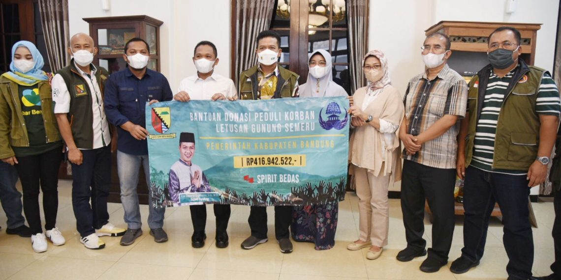 Bupati DS Salurkan Bantuan Erupsi Semeru Senilai Rp416 Juta