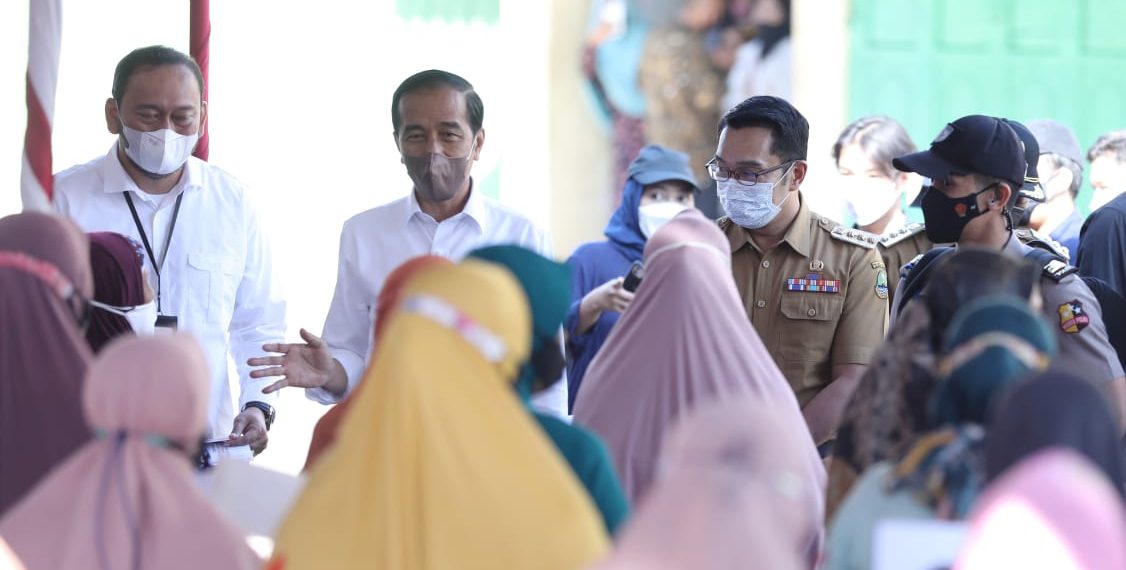 Momen Ridwan Kamil Dampingi Jokowi Bagikan BLT di Cirebon