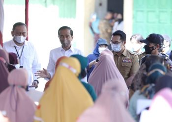 Momen Ridwan Kamil Dampingi Jokowi Bagikan BLT di Cirebon