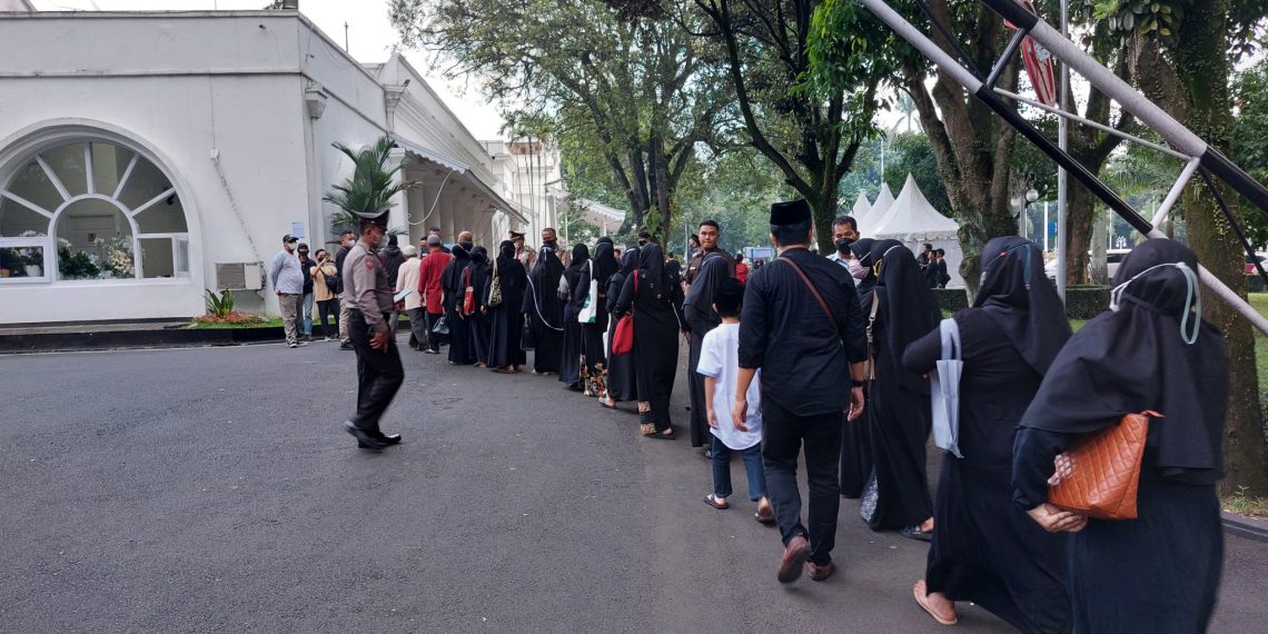 Warga Rela Antre Demi Sampaikan Bela Sungkawa untuk Ridwan Kamil