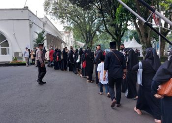 Warga Rela Antre Demi Sampaikan Bela Sungkawa untuk Ridwan Kamil