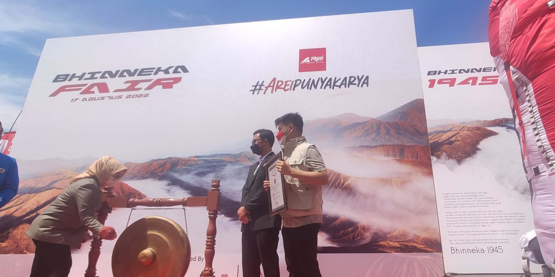 Replika Tas Gunung Terbesar di Bandung Pecahkan Rekor MURI