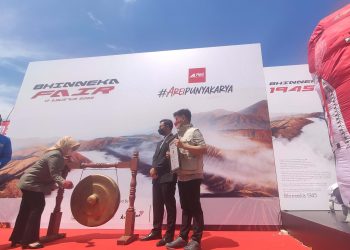 Replika Tas Gunung Terbesar di Bandung Pecahkan Rekor MURI