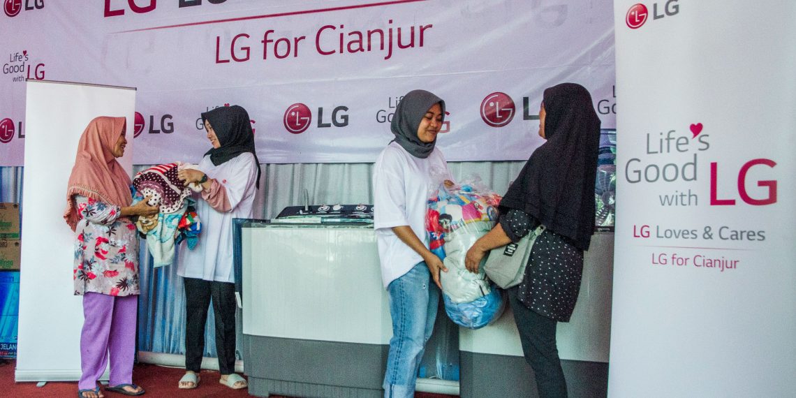 LG Sediakan Layanan Cuci Pakaian Gratis Bagi Warga Terdampak Gempa Bumi di Cianjur