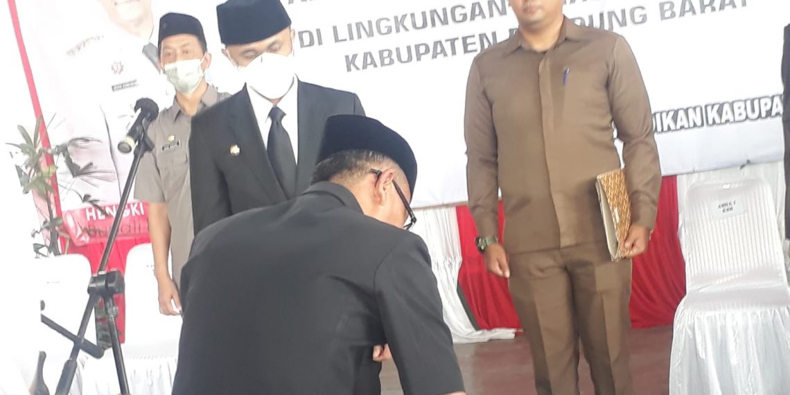 Bupati Hengky Kurniawan Lantik 451 Kepala Sekolah SD dan SMP di Bandung Barat