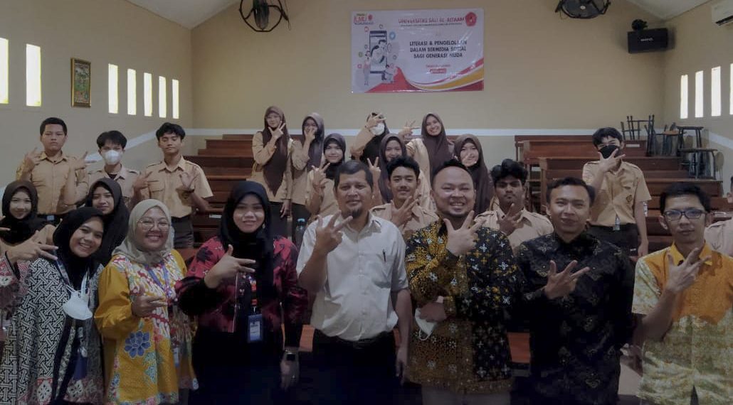 Prodi Ilkom Unisal Berbagi Tips Bijak Mengelola Medsos Bagi Siswa SMAN 1 Baleendah