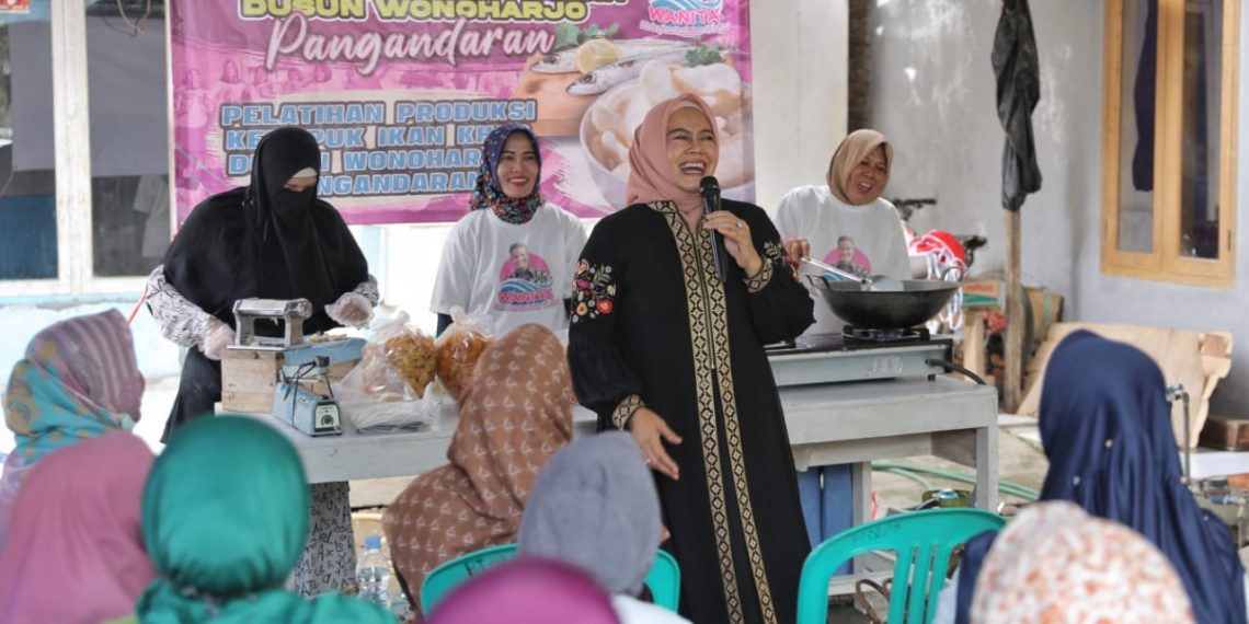 Gelar Pelatihan Produksi Keripik Ikan di Pangandaran, Wanita Nelayan Ganjar Sasar Istri Nelayan