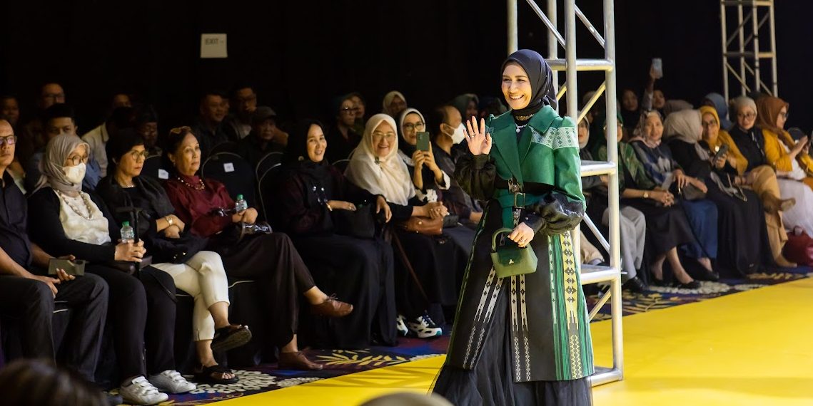 Dine Mutiara Tampil Menawan Pakai Gaun Sarung Majalaya