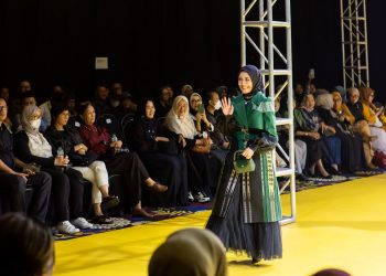 Dine Mutiara Tampil Menawan Pakai Gaun Sarung Majalaya