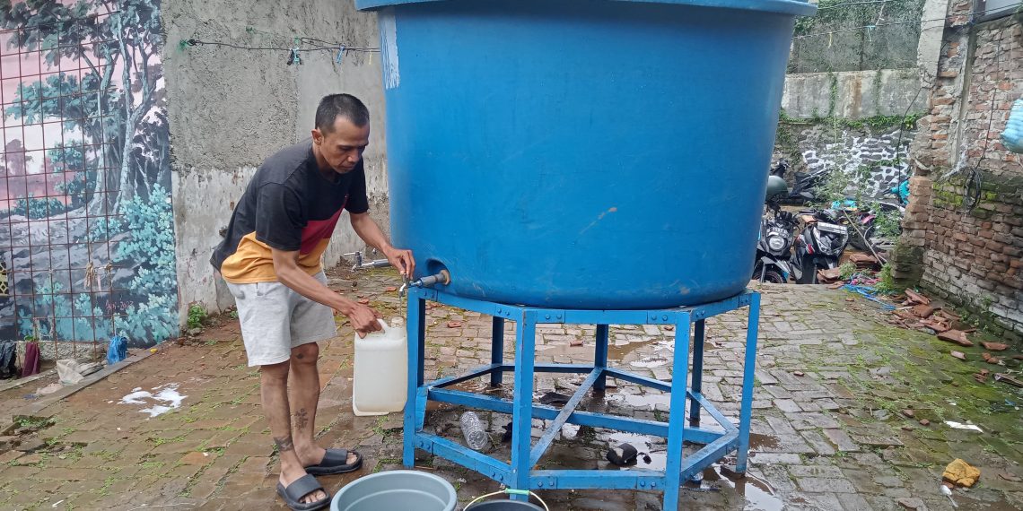 Warga Braga Terdampak Banjir Dapat Bantuan Air Bersih dari PDAM Tirtawening Kota Bandung