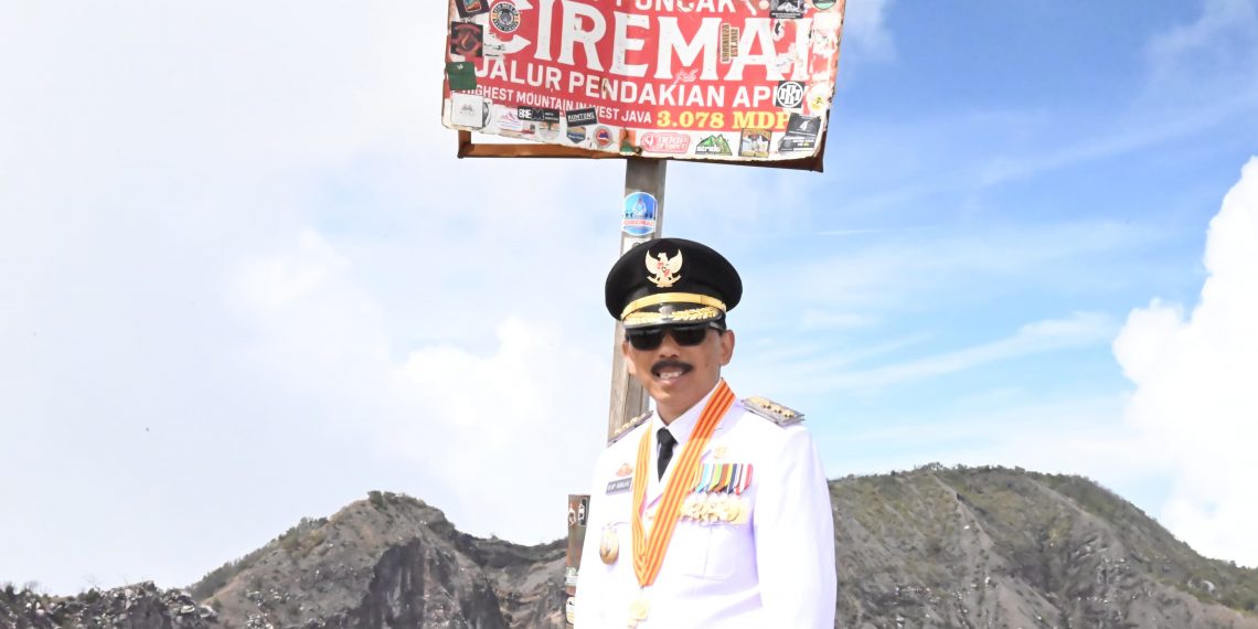 Iip Hidajat, Bupati Kuningan Pertama yang Mencapai Puncak Ciremai?