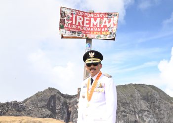 Iip Hidajat, Bupati Kuningan Pertama yang Mencapai Puncak Ciremai?